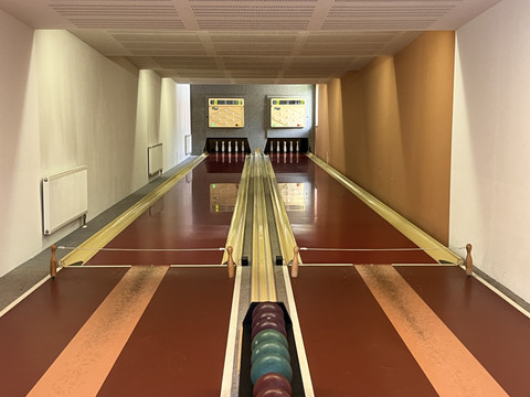 Kegelbahn Restaurant "Zum Echtner" Zwei moderne Kegelbahnen mit hölzernem Bodenbelag und digitalen Anzeigetafeln in einem Restaurant.