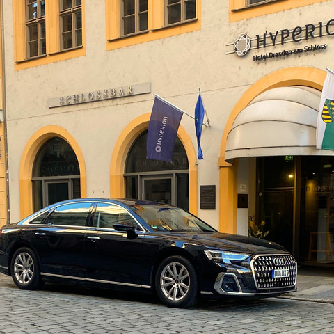 DISTREX Chauffeur- und Limousinenservice Limousine des DISTREX Chauffeur- und Limousinenservice vor dem HyperionLimousine of the DISTREX chauffeur and limousine service in front of the Hyperion