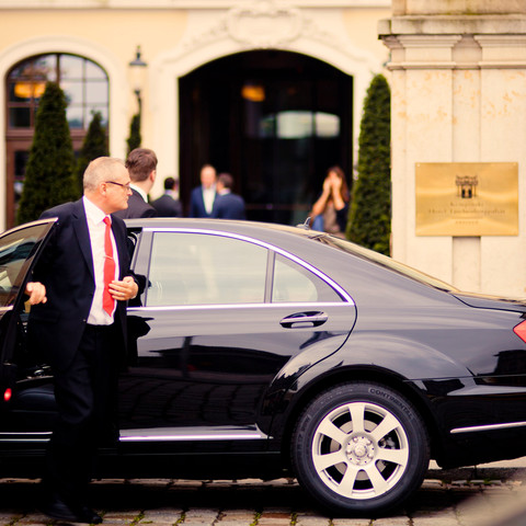 DISTREX Chauffeur- und Limousinenservice Limousine des DISTREX Chauffeur- und Limousinenservice vor dem KempinskiLimousine of the DISTREX chauffeur and limousine service in front of the Kempinski