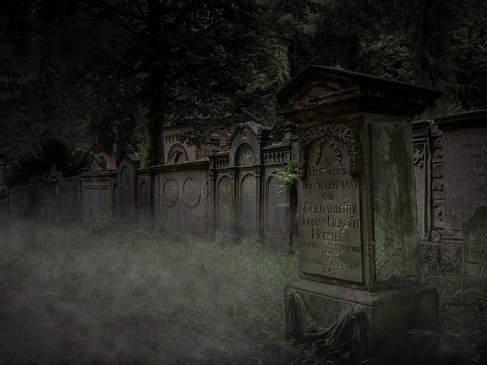 Nebelverhangener, atmosphärischer Friedhof mit verwitterten Grabsteinen und einer mystischen Kulisse.