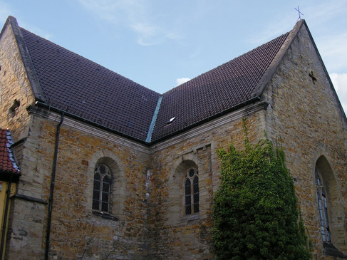 Gertrudenberg (Hauptbild).jpg Historische bakstenen kerkmuur, geflankeerd door ramen in gotische stijl, overwoekerd door klimop.