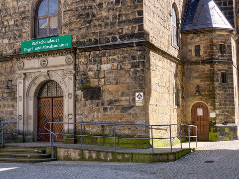 Kirche Bad Schandau Eingang zur Kirche mit Schild "Bad Schandauer Orgel- und Musiksommer".Entrance to the church with sign "Bad Schandau Organ and Music Summer".Vchod do kostela s nápisem "Bad Schandauer Orgel- und Musiksommer".Wejście do kościoła z napisem "Bad Schandauer Orgel- und Musiksommer".Ingang van de kerk met bord "Bad Schandauer Orgel- und Musiksommer".Ingresso della chiesa con insegna "Bad Schandauer Orgel- und Musiksommer".