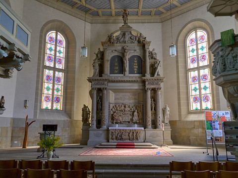 Kirche Bad Schandau Innenraum Innenraum der Kirche mit bunten Buntglasfenstern und einem großen Altar.Interior of the church with colorful stained glass windows and a large altar.Interiér kostela s barevnými vitrážemi a velkým oltářem.Wnętrze kościoła z kolorowymi witrażami i dużym ołtarzem.Interieur van de kerk met kleurrijke gebrandschilderde ramen en een groot altaar.Interno della chiesa con vetrate colorate e un grande altare.
