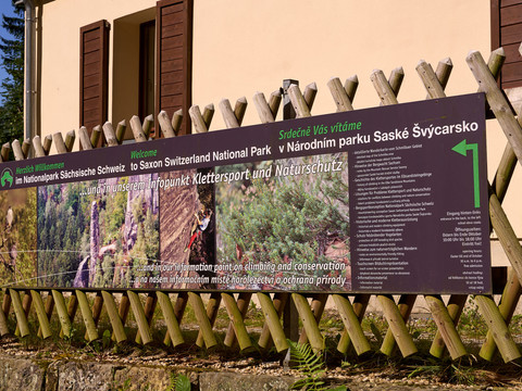 Schmilka Nationalpark Infostelle Informationswand am Zaun vor der Infostelle des Nationalpark Sächsische Schweiz mit Texten und Bildern zur Natur.