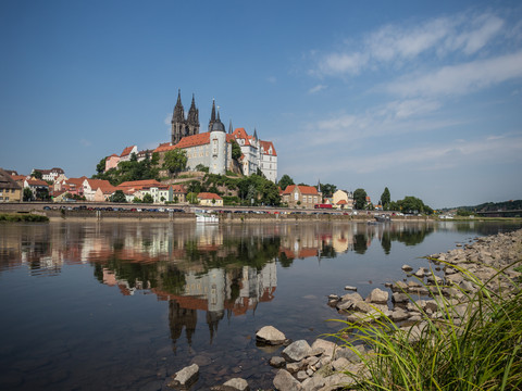 ALB_Sebastian_Rose_Spieglung_Sommer_IMG_9882_2015.jpg Die Albrechtsburg in Meißen spiegelt sich bei klarem Sommerwetter im ruhigen Elbwasser wider.Albrechtsburg Castle in Meissen is reflected in the calm waters of the Elbe on a clear summer's day.Zámek Albrechtsburg v Míšni se za jasného letního dne odráží v klidných vodách Labe.Zamek Albrechtsburg w Miśni odbija się w spokojnych wodach Łaby w pogodny letni dzień.Kasteel Albrechtsburg in Meissen wordt weerspiegeld in het kalme water van de Elbe op een heldere zomerdag.Il castello di Albrechtsburg a Meissen si riflette nelle acque calme dell'Elba in una limpida giornata estiva.