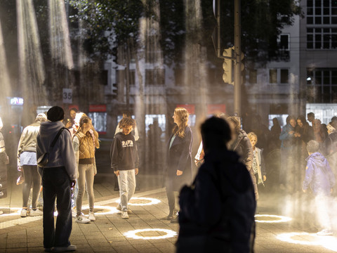Lichtfest-Leipzig-Kunst-Projekt-Lichter-Friedliche-Revolution-Erinnerung-Philipp-Kirschner-leipzig-travel.jpg Menschen im Lichtkegel während des Lichtfests Leipzig zur Erinnerung an die Friedliche Revolution.