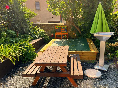 Sandkasten und Grill im Garten