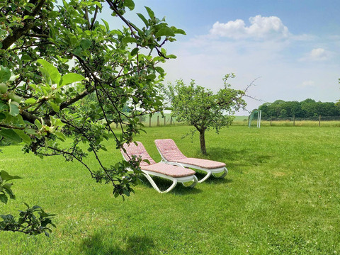 Liegestühle im Grünen mit Blick zum Fußballfeld