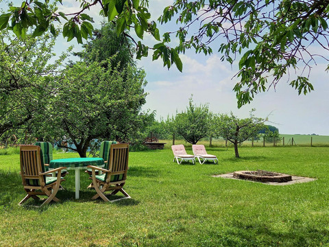 Sitzmöglichkeiten und Lagerfeuerstelle im Garten