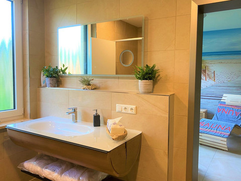 Duschraum mit Blick in den Ruhebereich