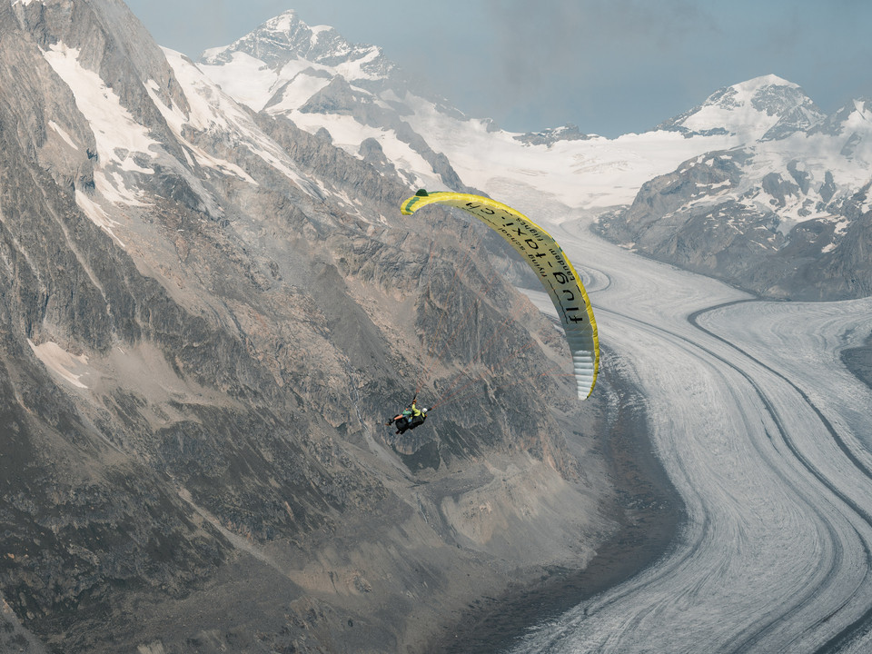 Gleitschirmflieger fliegen zu zweit über die Aletsch Arena Gleitschirmflieger fliegen zu zweit über die Aletsch Arena