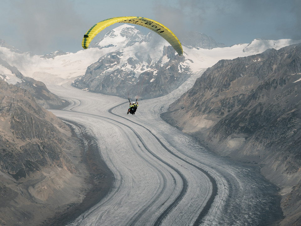 Gleitschirmflieger fliegen zu zweit über die Aletsch Arena Gleitschirmflieger fliegen zu zweit über die Aletsch Arena