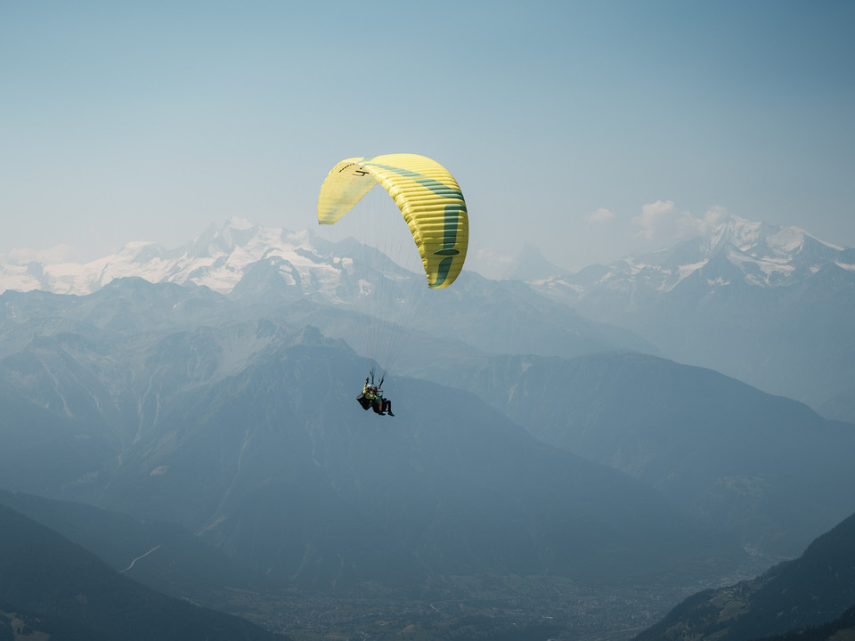 Gleitschirmflieger fliegen zu zweit über die Aletsch Arena Gleitschirmflieger fliegen zu zweit über die Aletsch Arena