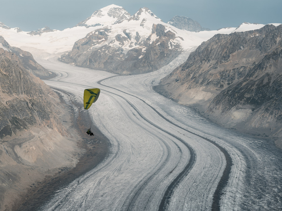 Gleitschirmflieger fliegen zu zweit über die Aletsch Arena Gleitschirmflieger fliegen zu zweit über die Aletsch Arena