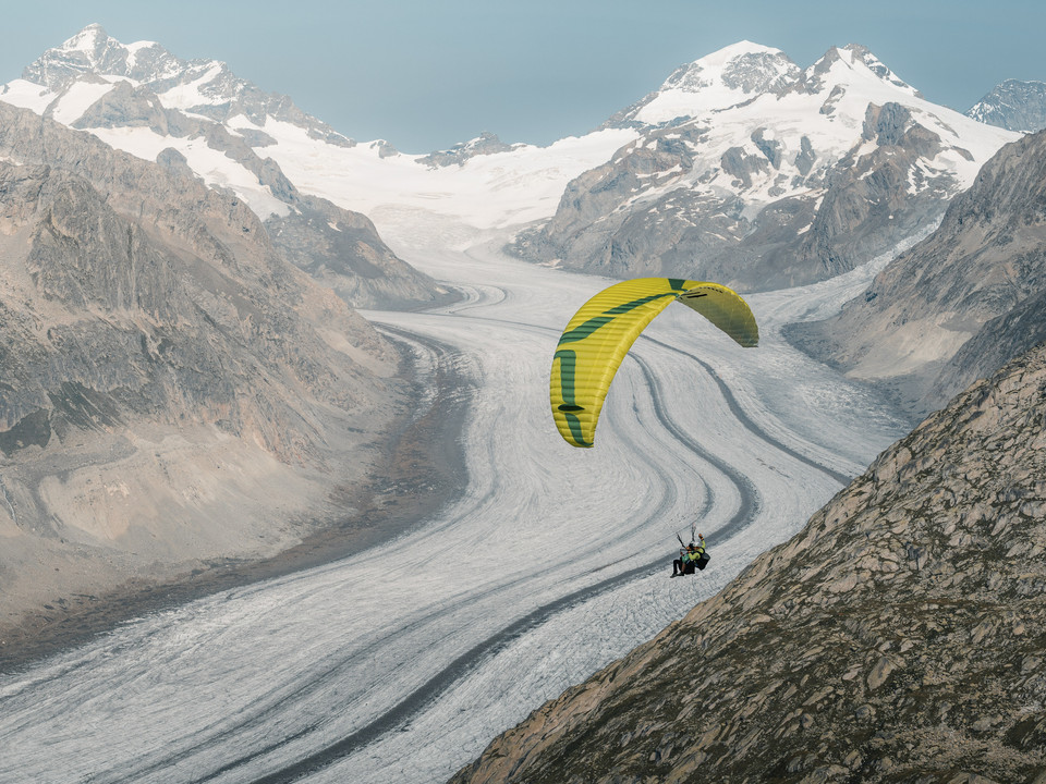 Gleitschirmflieger fliegen zu zweit über die Aletsch Arena Gleitschirmflieger fliegen zu zweit über die Aletsch Arena