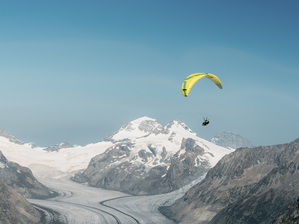 Gleitschirmflieger fliegen zu zweit über die Aletsch Arena Gleitschirmflieger fliegen zu zweit über die Aletsch Arena