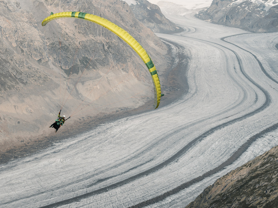Gleitschirmflieger fliegen zu zweit über die Aletsch Arena Gleitschirmflieger fliegen zu zweit über die Aletsch Arena
