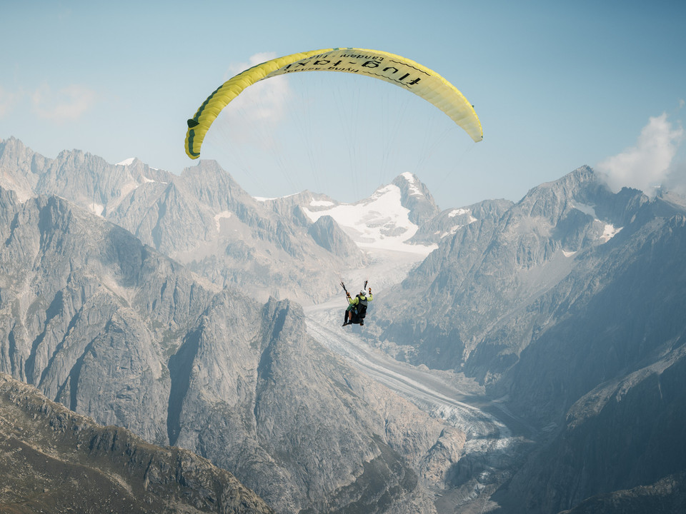 Gleitschirmflieger fliegen zu zweit über die Aletsch Arena Gleitschirmflieger fliegen zu zweit über die Aletsch Arena