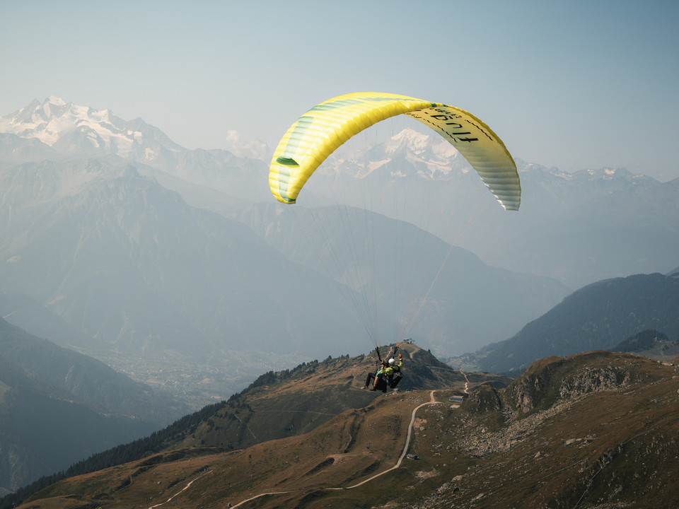Gleitschirmflieger fliegen zu zweit über die Aletsch Arena Gleitschirmflieger fliegen zu zweit über die Aletsch Arena