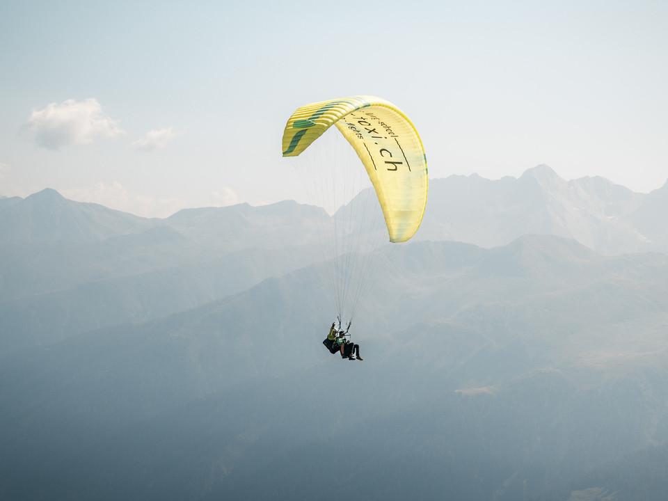 Gleitschirmflieger fliegen zu zweit über die Aletsch Arena Gleitschirmflieger fliegen zu zweit über die Aletsch Arena