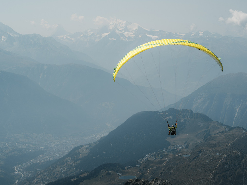 Gleitschirmflieger fliegen zu zweit über die Aletsch Arena Gleitschirmflieger fliegen zu zweit über die Aletsch Arena