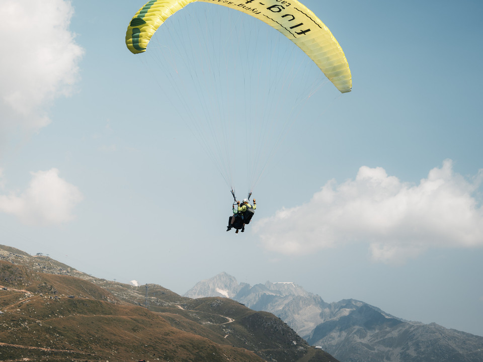 Gleitschirmflieger fliegen zu zweit über die Aletsch Arena Gleitschirmflieger fliegen zu zweit über die Aletsch Arena