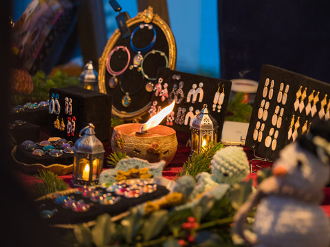 Viktorianischer Weihnachtsmarkt am Biedermeierstrand - Weihnachten in der Region Leipzig Ein Weihnachtsmarktstand mit handgefertigtem Schmuck im viktorianischen Stil.A Christmas market stall with handmade Victorian-style jewelry.Stánek na vánočním trhu s ručně vyráběnými šperky ve viktoriánském stylu.Świąteczne stoisko z ręcznie robioną biżuterią w stylu wiktoriańskim.Een kraam op de kerstmarkt met handgemaakte sieraden in Victoriaanse stijl.Bancarella di Natale con gioielli fatti a mano in stile vittoriano.
