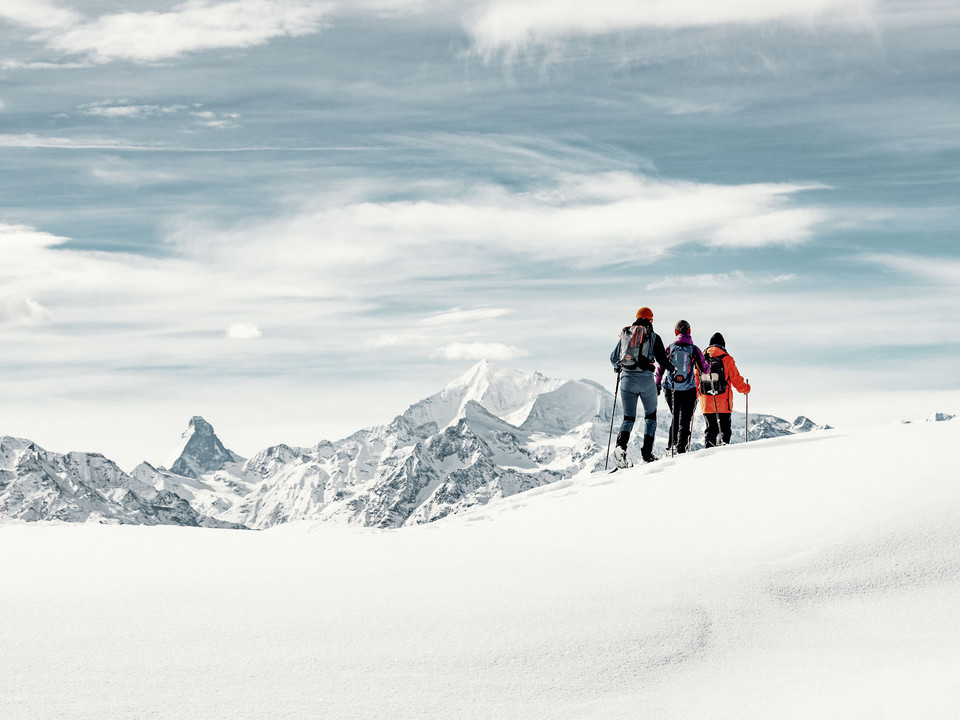 Randonnée en raquettes avec vue sur le Cervin Wanderer auf Schneeschuhtour Aletsch Grattour mit Blick auf das Matterhorn und die umliegenden Walliser Alpen im WinterHikers on a snowshoe tour Aletsch ridge tour with views of the Matterhorn and the surrounding Valais Alps in winterRandonneurs en raquettes à neige Aletsch Grattour avec vue sur le Cervin et les Alpes valaisannes environnantes en hiver