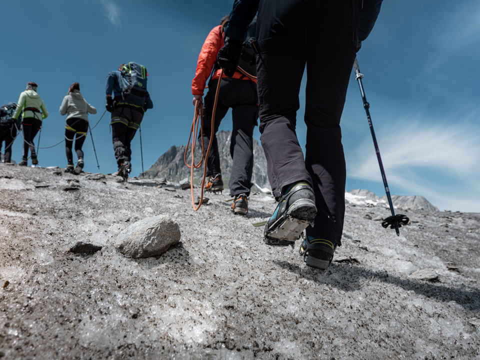 Montée par la pente du glacier Gruppe auf 2-Tage-Gletschertour Aletschgletscher steigt ausgerüstet mit Steigeisen und Seilen den eisigen Hang hinaufGroup on 2-day glacier tour Aletsch Glacier climbs up the icy slope equipped with crampons and ropesUn groupe en excursion de 2 jours sur le glacier d'Aletsch gravit la pente glacée, équipé de crampons et de cordes.