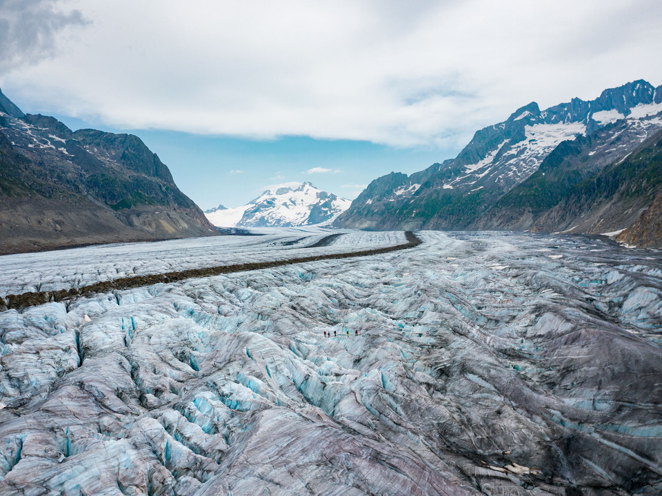 Vue lointaine sur le glacier d'Aletsch Panoramablick während 2-Tage-Gletschertour Aletschgletscher über zerklüftete Eisflächen und eindrucksvolle Bergwelt im SommerPanoramic view during the 2-day Aletsch Glacier Tour over rugged ice surfaces and impressive mountain scenery in summerVue panoramique pendant le tour de 2 jours du glacier d'Aletsch sur des surfaces de glace déchiquetées et un paysage de montagne impressionnant en été
