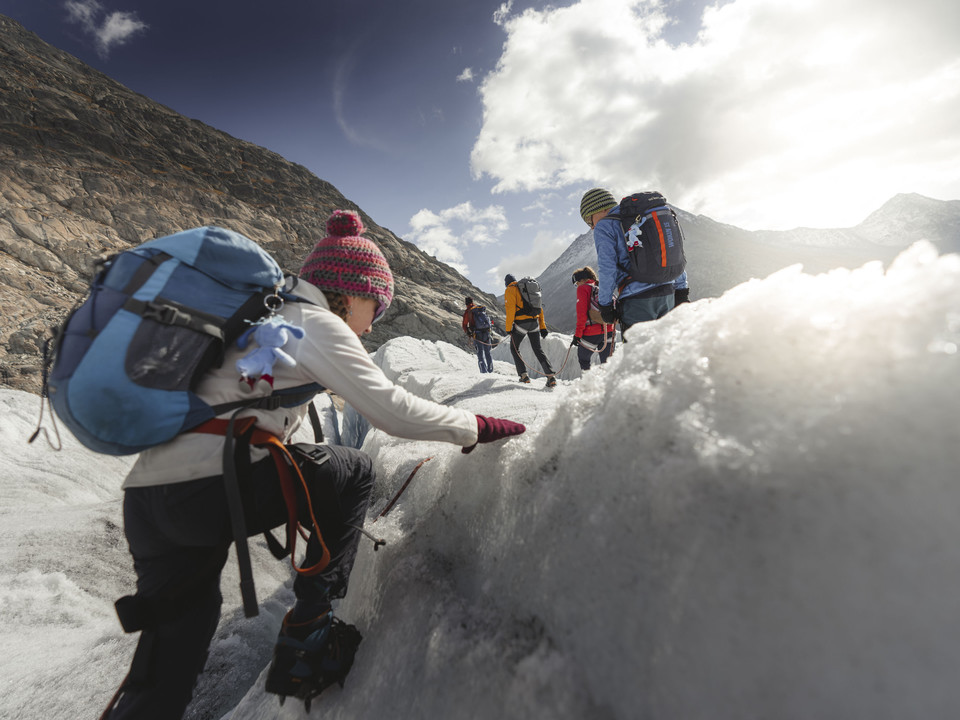 Ascent over the ice field Gruppe der UNESCO Gletschertour Aletsch steigt über zerklüftete Eisflächen des Aletschgletschers mit SeilsicherungGroup on the UNESCO Aletsch Glacier Tour climbs over the rugged ice surfaces of the Aletsch Glacier with rope protectionLe groupe du Tour du Glacier d'Aletsch de l'UNESCO s'élève sur les surfaces de glace déchiquetées du glacier d'Aletsch avec une corde de sécurité.