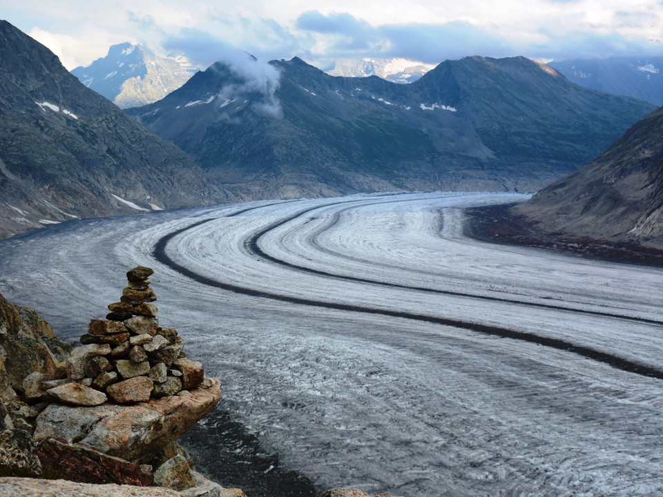 Cairn with a view of the Aletsch Glacier Steinmännchen am Aussichtspunkt mit weitem Blick über den Aletschgletscher während der Gletschertour Jungfraujoch MärjelenseeCairn at the viewpoint with a sweeping view over the Aletsch Glacier during the Jungfraujoch Märjelensee glacier tourPierres au point de vue avec vue étendue sur le glacier d'Aletsch pendant le tour du glacier Jungfraujoch Märjelensee