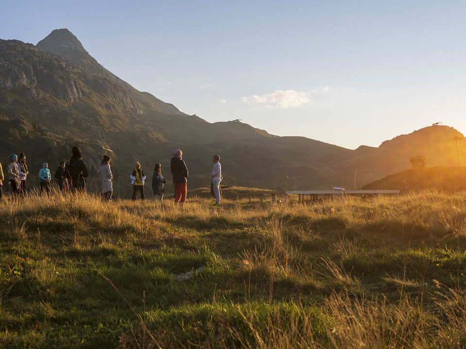 Yogagruppe im Sonnenuntergang vor Bergpanorama Gruppe praktiziert Yogaübungen auf einer Wiese vor den Bergen beim Sonnenuntergang Yoga Aletsch ArenaGroup practicing yoga exercises on a meadow in front of the mountains at sunset Yoga Aletsch ArenaGroupe pratiquant des exercices de yoga sur une prairie devant les montagnes au coucher du soleil Yoga Aletsch Arena