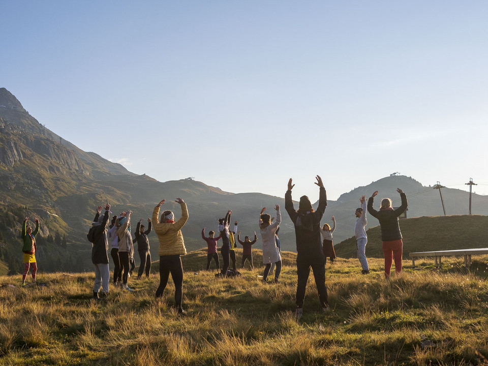 Yogaübungen im Abendlicht auf der Bettmeralp Menschen üben gemeinsam Yoga in den Alpenwiesen beim Sonnenuntergang Yoga Aletsch Arena auf der BettmeralpPeople practicing yoga together in the alpine meadows at sunset Yoga Aletsch Arena on BettmeralpDes personnes pratiquent le yoga ensemble dans les prairies alpines au coucher du soleil Yoga Aletsch Arena sur la Bettmeralp