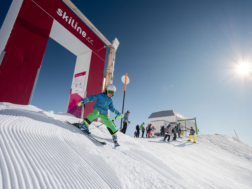 Skiline speed course on the Fiescheralp Kind fährt durch das Skiline Starttor auf der Speedstrecke während der Glacier Challenge Skiline Aletsch ArenaChild rides through the Skiline start gate on the speed course during the Glacier Challenge Skiline Aletsch ArenaL'enfant passe la porte de départ Skiline sur le parcours de vitesse pendant le Glacier Challenge Skiline Aletsch Arena