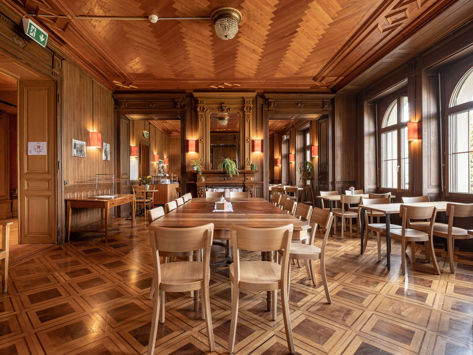 Historischer Speisesaal der Villa Cassel Holzverkleideter Speisesaal mit historischen Details in der Villa Cassel während der Villa Cassel Aletschwald GeschichteWood-paneled dining room with historical details in the Villa Cassel during the Villa Cassel Aletschwald HistorySalle à manger habillée de bois avec des détails historiques dans la Villa Cassel pendant l'histoire de la Villa Cassel Aletschwald