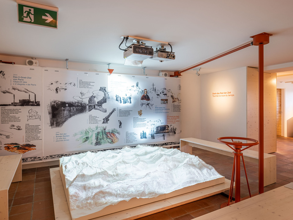 Ausstellung im Pro Natura Zentrum Villa Cassel Interaktive Ausstellung mit Zeitstrahl im Pro Natura Zentrum während der Villa Cassel Aletschwald GeschichteInteractive exhibition with timeline at the Pro Natura Center during the Villa Cassel Aletsch Forest HistoryExposition interactive avec ligne du temps au centre Pro Natura pendant la Villa Cassel Histoire de la forêt d'Aletsch