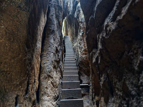 Himmelsleiter am Kuhstall Eisentreppe in Felspalte