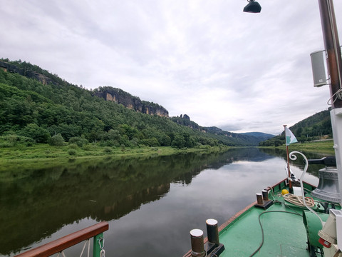 Blick vom Bug eines Schiffes Richtung Schrammsteine auf der Elbe