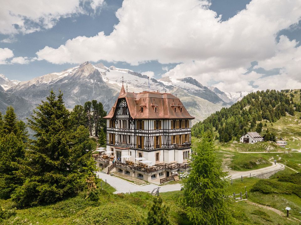 Villa historique Cassel avec vue sur les Alpes Kräuterwanderung Aletsch Arena vor der Villa Cassel mit Blick auf die Walliser Alpen und den Aletschwald im SommerAletsch Arena herb hike in front of Villa Cassel with a view of the Valais Alps and the Aletsch Forest in summerRandonnée aux herbes de l'Aletsch Arena devant la Villa Cassel avec vue sur les Alpes valaisannes et la forêt d'Aletsch en été