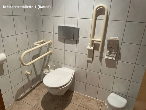 Invalidentoilet in het restaurant.jpg