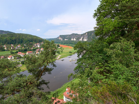 Aussicht auf die Elbe und Niederrathen im Sommer