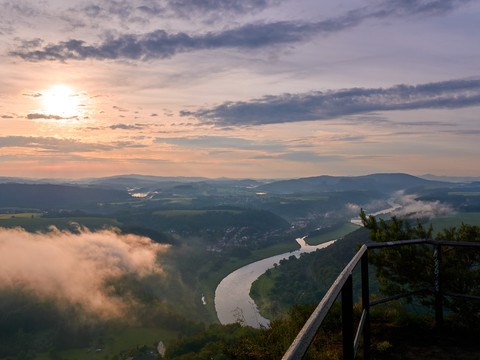 Blick zur Elbe Richtung Rathen mit Sonnenaufgang und Morgennebel