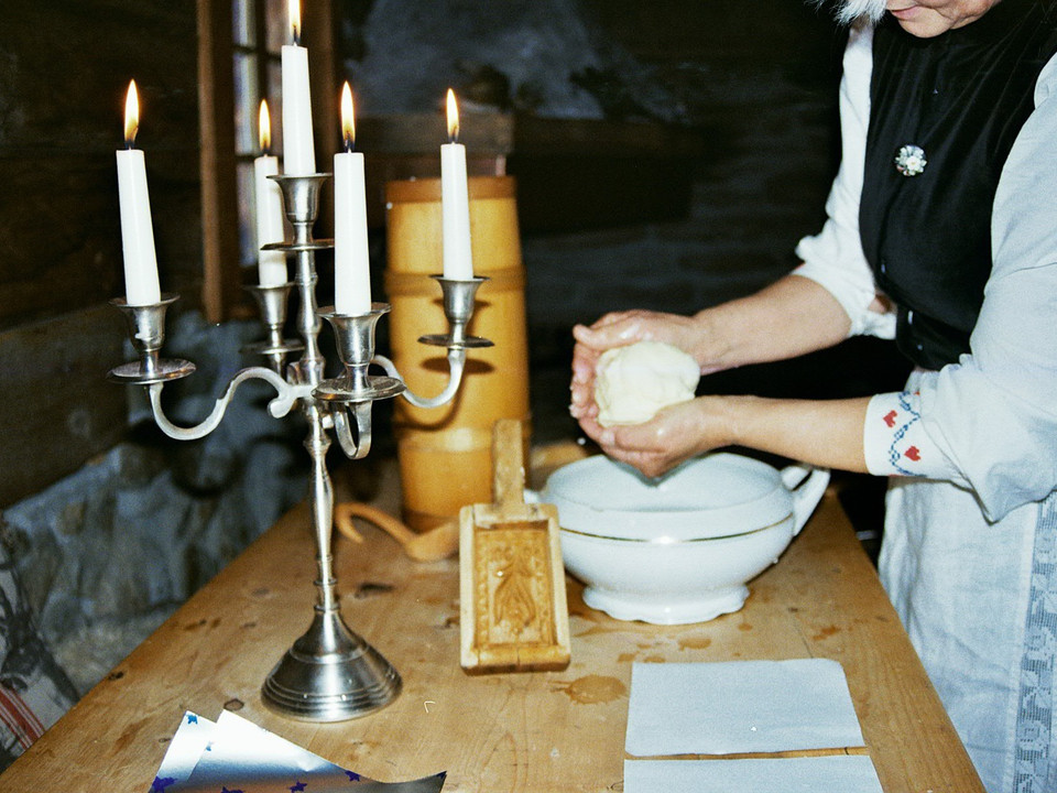 Handarbeit beim Buttern auf der Alp Schaubuttern Alpmuseum Aletsch mit handgeformter Butterkugel in traditioneller AlphütteAletsch Alpine Museum show churn with hand-molded butterball in a traditional Alpine hutMusée d'alpage d'Aletsch avec une boule de beurre façonnée à la main dans un chalet d'alpage traditionnel
