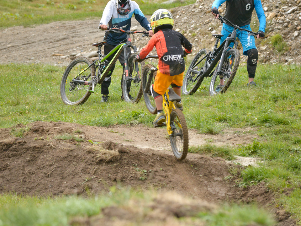Les enfants apprennent à faire du VTT sur le terrain de cours de Riederalp Kinderbikekurs Riederalp mit jungen Mountainbikern beim Üben im Kursgelände der Aletsch ArenaChildren's bike course Riederalp with young mountain bikers practising in the course area of the Aletsch ArenaCours de VTT pour enfants à Riederalp avec de jeunes vététistes s'exerçant sur le terrain de cours de l'Aletsch Arena