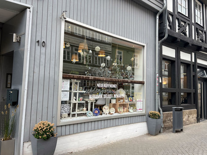 Lieblingstasse-aussen.jpg Schaufenster mit bemalten Keramiken und Dekorationen