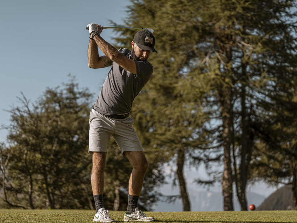 Golfeurs au départ de Riederalp Golf Schnupperkurs Aletsch Arena mit Spieler beim kraftvollen Abschlag auf dem Golfplatz Riederalp in den AlpenGolf taster course Aletsch Arena with players teeing off powerfully on the Riederalp golf course in the AlpsCours d'initiation au golf dans l'Aletsch Arena avec un joueur donnant un coup de départ puissant sur le terrain de golf de Riederalp dans les Alpes.