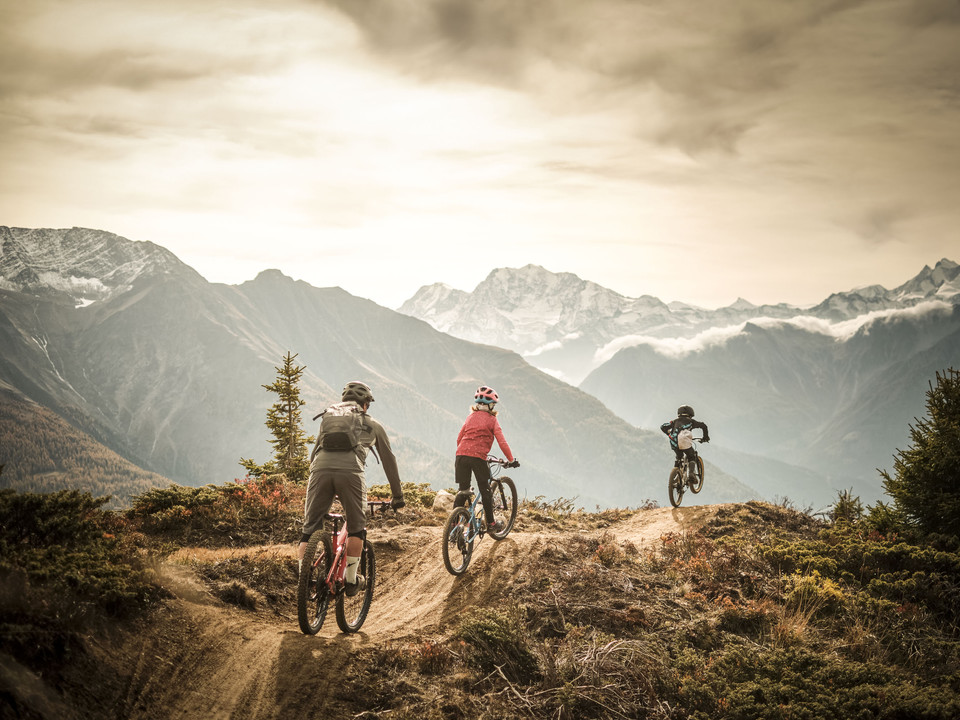 VTT pour enfants avec vue sur les Alpes Kinderbikekurs Bettmeralp mit Kindern auf dem Flowtrail hoch über dem Rhonetal mit AlpenpanoramaBettmeralp kids' bike course with children on the flow trail high above the Rhone Valley with panoramic views of the AlpsCours de VTT pour enfants Bettmeralp sur le flowtrail au-dessus de la vallée du Rhône avec panorama sur les Alpes