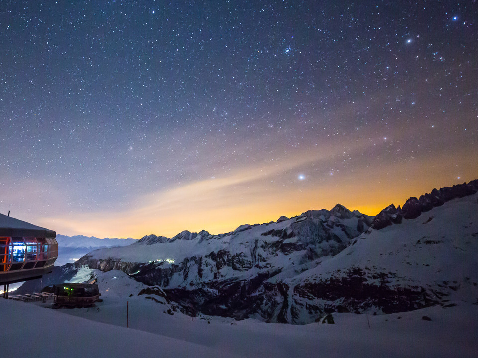Winter night at the panorama restaurant Sternenfotografie Bettmerhorn zeigt das Panoramarestaurant bei Nacht mit Sternenhimmel über verschneiten GipfelnStar photography Bettmerhorn shows the panorama restaurant at night with a starry sky above snow-covered peaksPhotographie étoilée du Bettmerhorn montrant le restaurant panoramique de nuit avec un ciel étoilé au-dessus des sommets enneigés
