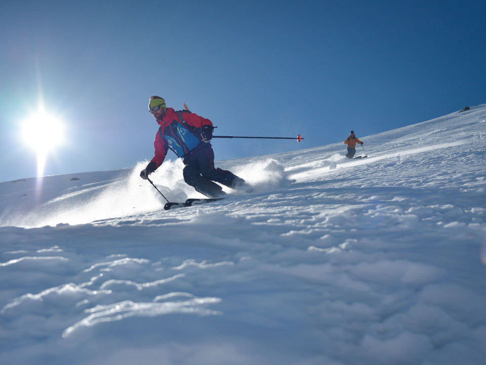 Abfahrt im Pulverschnee der Aletsch Arena Aletschgletscher Rundtour Ski mit Freerider bei der Abfahrt im Pulverschnee unter strahlender Wintersonne in der Aletsch ArenaAletsch Glacier round tour Skiing with freeriders on a descent in powder snow under the glorious winter sun in the Aletsch ArenaCircuit du glacier d'Aletsch Ski avec freerider lors de la descente dans la neige poudreuse sous un soleil d'hiver radieux dans l'Aletsch Arena